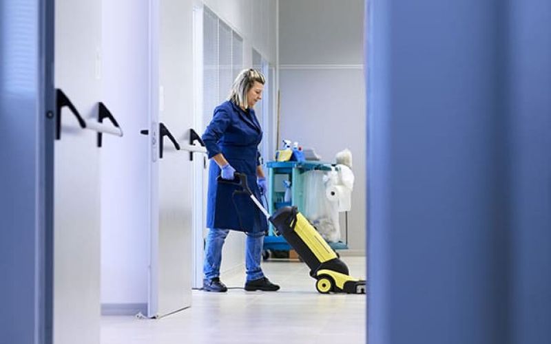 Mitarbeiterin beim saugen