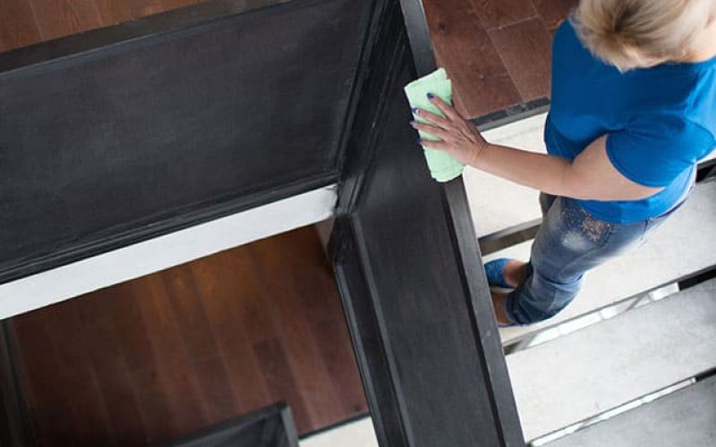 Mitarbeiterin beim wischen