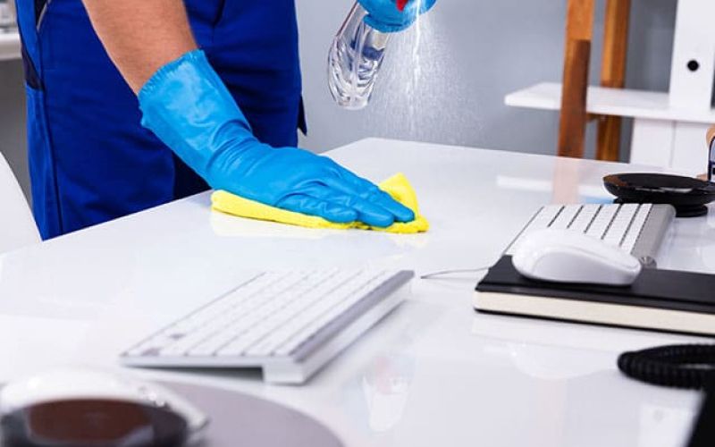 Mitarbeiterin beim wischen