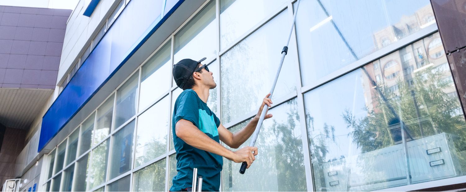 Mitarbeiter beim reinigen der Fensterfront
